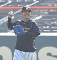 　決戦に向け、笑顔で調整する村上（撮影・高部洋祐）