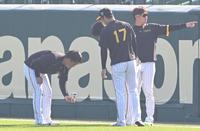 　グラウンドに落ちていたゴミを拾う村上（左端）＝撮影・高部洋祐