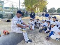 　子どもたちにアドバイスを送る元阪神・亀山つとむさん