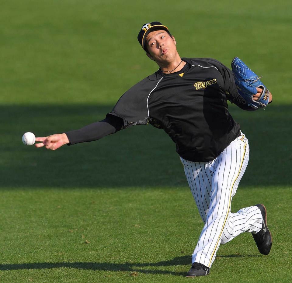 　入念にキャッチボールする青柳