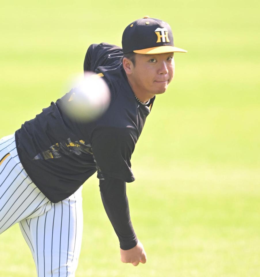 　決戦に向け、キャッチボールで汗を流す村上（撮影・高部洋祐）