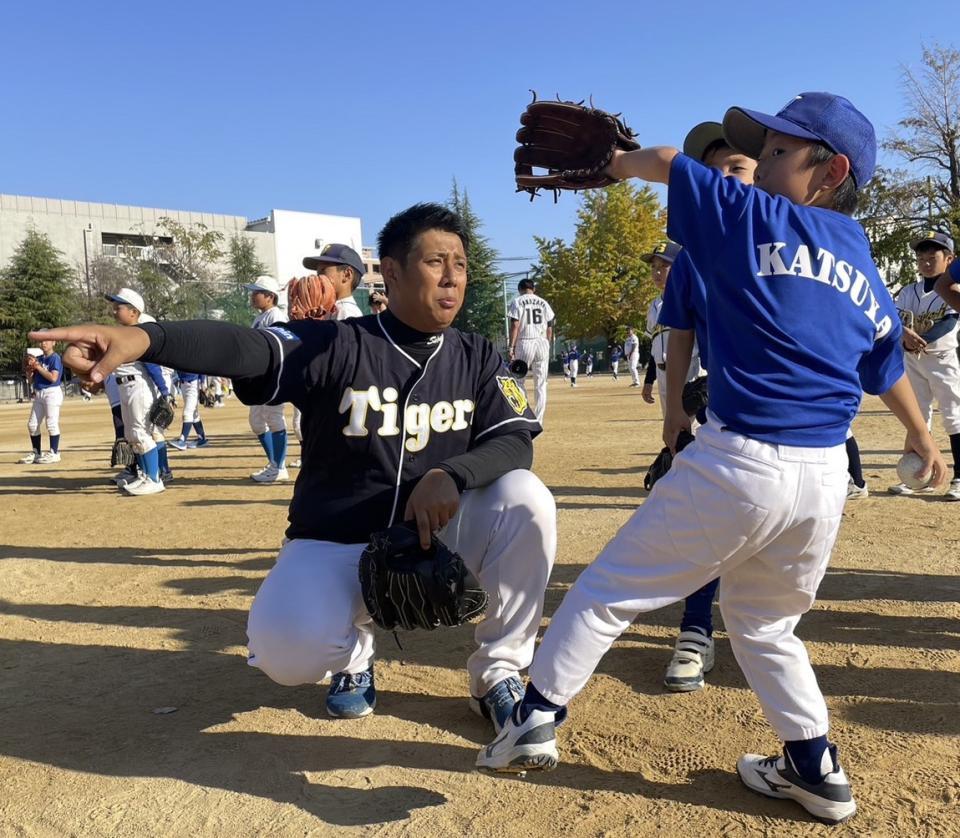 　投球フォームを指導する元阪神・山本翔也さん