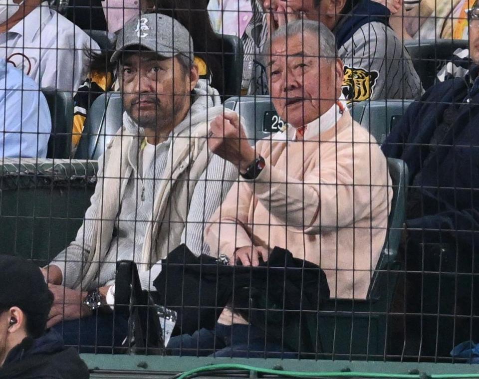 　観戦する渡辺謙＝１日