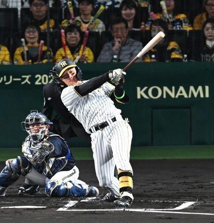 　第４戦の１回、先制適時二塁打を放つ＝１日、甲子園