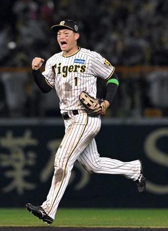 　第５戦を制し、ガッツポーズを決める森下＝２日、甲子園