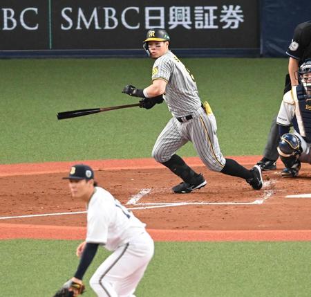 　第１戦の５回、山本から中前打を放つ佐藤輝