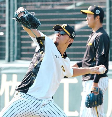 　キャッチボールする伊藤将