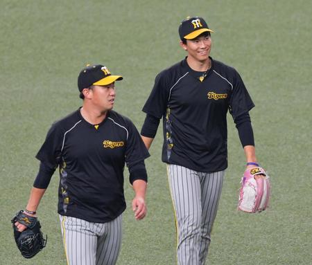 　桐敷（左）とキャッチボールを終えて引き揚げる湯浅（撮影・立川洋一郎）