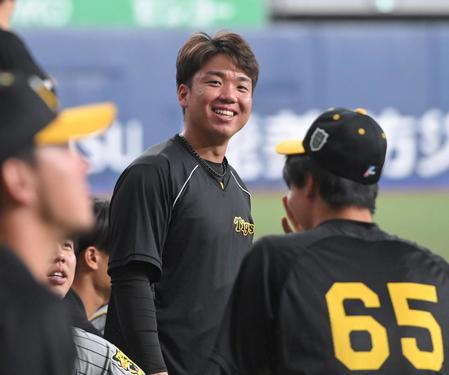 　試合前、リラックスした表情を見せる村上（撮影・高部洋祐）