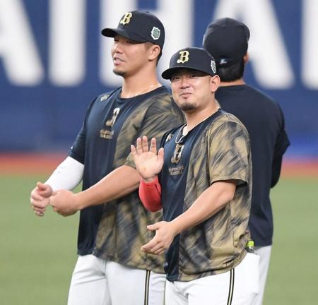 　アップ前に柔らかな表情を見せる森（右）と頓宮（撮影・中田匡峻）