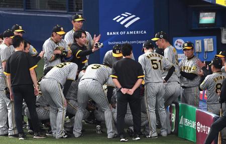 　試合前、円陣を組む阪神ナイン（撮影・北村雅宏）