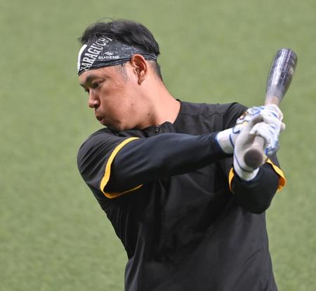 　ティー打撃を行う原口（撮影・西岡正）