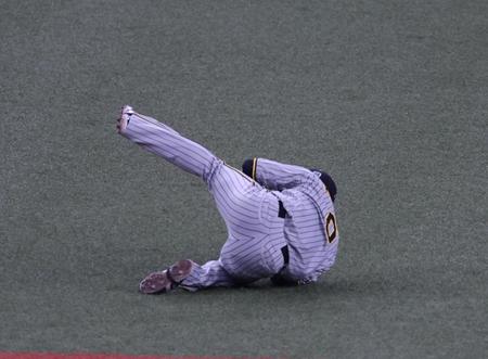 　１回、木浪は頓宮の打球を好捕する（撮影・山口登）