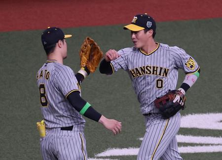 　１回、木浪は頓宮の打球を好捕し佐藤輝に迎えられる（撮影・山口登）