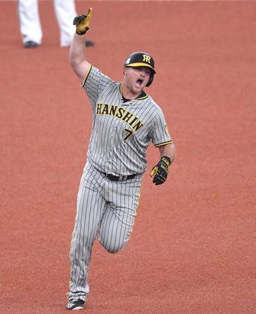 　２回、先制ソロを放ち、指を立てるノイジー（撮影・北村雅宏）