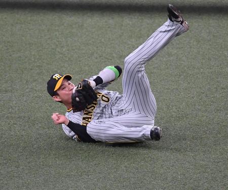 　１回、頓宮の打球を好捕する木浪（撮影・飯室逸平）