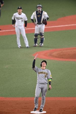 　４回、打球がフェンスに直撃したかどうかのビデオを見てがっくりの近本。後方は山本、若月のバッテリー（撮影・金田祐二）