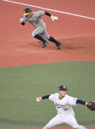 　４回、木浪の安打で一気に三塁へ激走する糸原（撮影・飯室逸平）