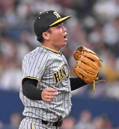 　３回、頓宮を三振に仕留め、雄たけびを上げる村上（撮影・高部洋祐）