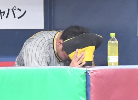 　５回を投げ終え、ベンチで悔しさをにじませる村上（撮影・中田匡峻）