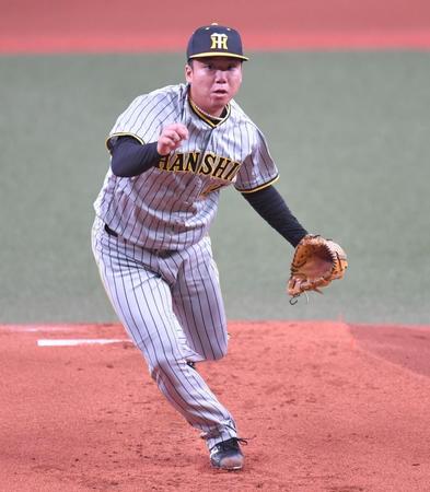 　１回、宗がバントしたボールを追う村上（撮影・西岡正）