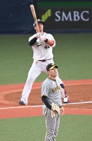 　８回、頓宮に左越えソロを浴びる西勇（撮影・金田祐二）