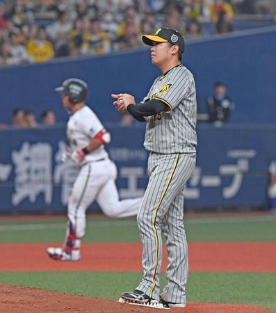 　８回、頓宮（後方）にソロを浴びた西勇（撮影・中田匡峻）