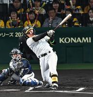 　第４戦の１回、先制適時二塁打を放つ＝１日、甲子園