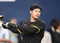 　打撃練習に備える佐藤輝（撮影・中田匡峻）