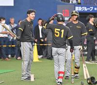 　談笑する（左から）佐藤輝、中野、森下（撮影・中田匡峻）