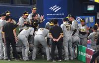 　試合前、円陣を組む阪神ナイン（撮影・北村雅宏）