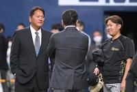 　試合前、談笑する（左から）佐々木主浩氏、槙原寛己氏、西勇（撮影・高部洋祐）