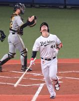 　１回、遊直に倒れて先制のチャンスを逃し天を仰ぐ頓宮（撮影・立川洋一郎）