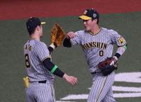 　１回、木浪は頓宮の打球を好捕し佐藤輝に迎えられる（撮影・山口登）