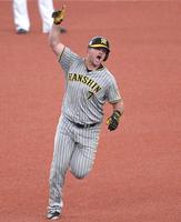 　２回、先制ソロを放ち、指を立てるノイジー（撮影・北村雅宏）