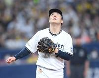 　２回、ノイジーに先制ソロを浴びた山本は打球の行方を見つめる（撮影・中田匡峻）