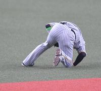 　１回、頓宮の打球を好捕する木浪（撮影・西岡正）