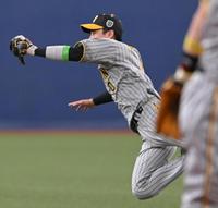 　１回、頓宮の打球を好捕する木浪（撮影・高部洋祐）