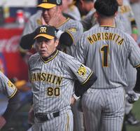 　４回、近本の右飛の判定でのリクエストするも不発に終わった岡田監督（撮影・西岡正）