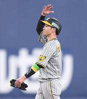 　４回、リクエストも判定は覆らず、右飛に倒れた近本（撮影・中田匡峻）