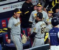 　６回、２番手でマウンドに向かう西勇（左）＝撮影・山口登