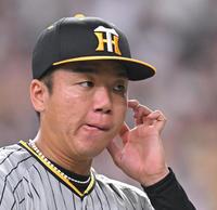 　紅林に２ランを許した５回を投げ終え、悔しそうにベンチに戻る村上（撮影・高部洋祐）