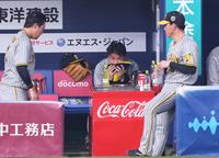 　５回を投げ終えて４失点。ベンチで汗をぬぐう村上（撮影・立川洋一郎）