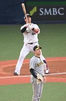 　８回、頓宮に左越えソロを浴びる西勇（撮影・金田祐二）