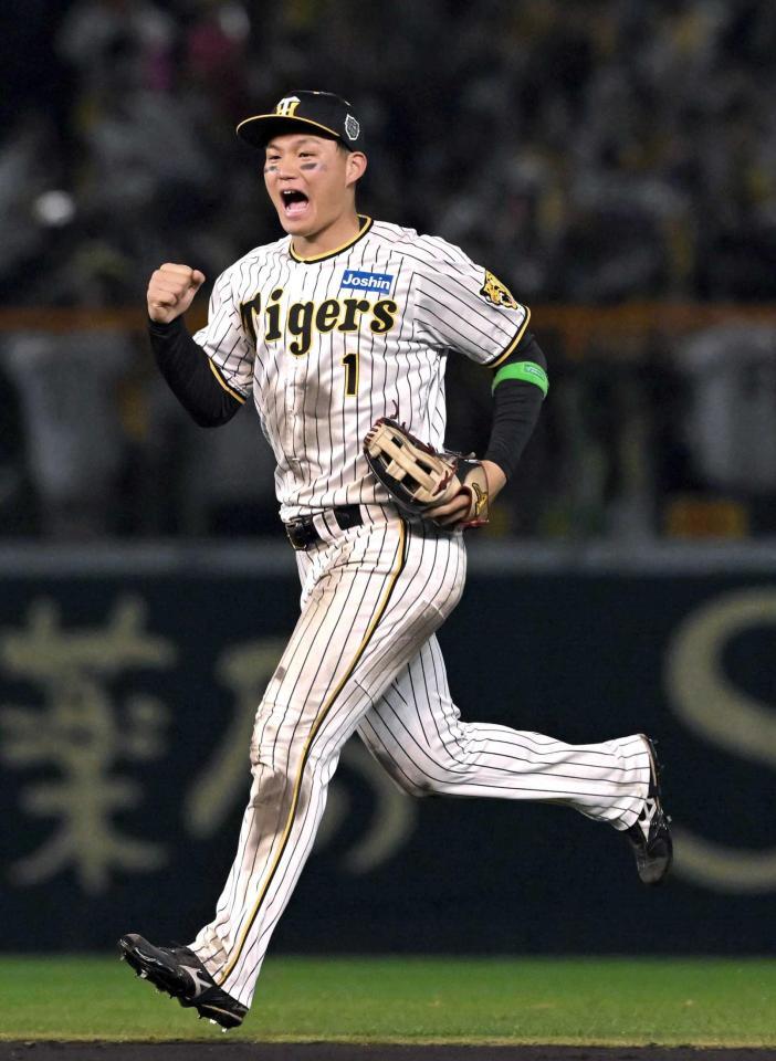 　第５戦を制し、ガッツポーズを決める森下＝２日、甲子園