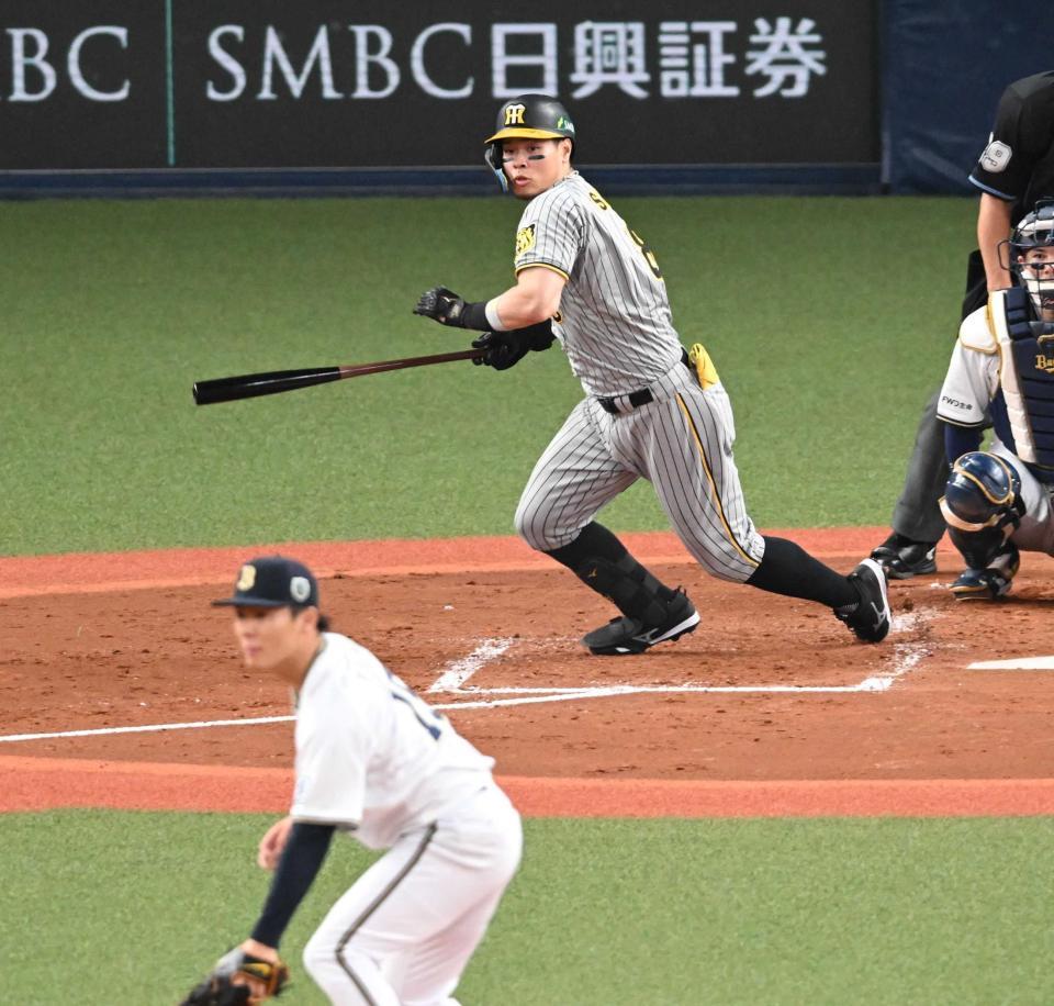 　第１戦の５回、山本から中前打を放つ佐藤輝