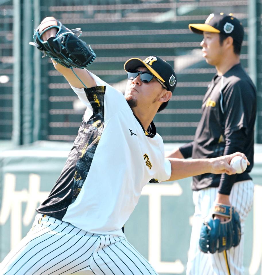 　キャッチボールする伊藤将