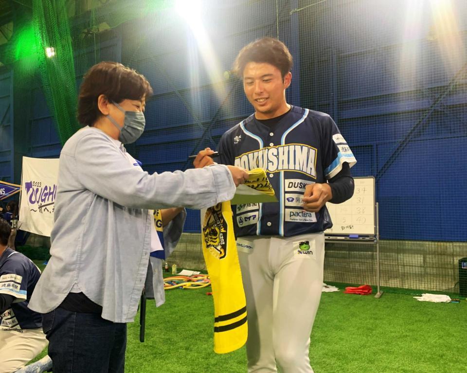 　ファン感謝祭を訪れたファンにサインをする阪神ドラフト２位・椎葉（右）