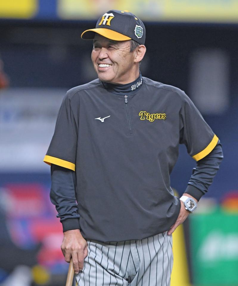 　笑顔を見せる岡田監督（撮影・中田匡峻）