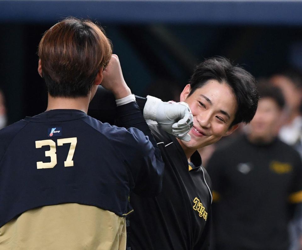 　石川（３７）とタッチを交わす木浪（撮影・中田匡峻）